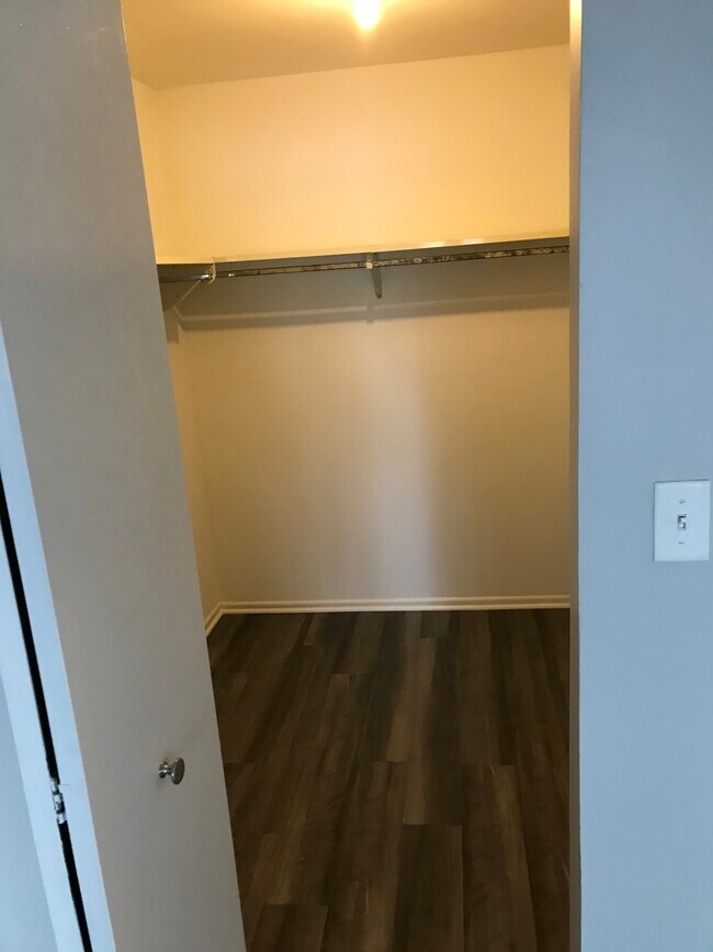 WALK IN CLOSET - 725 W Huntington Commons Rd