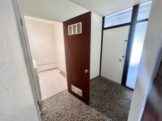 Building Photo - Charming 2-bedroom, 1-bath duplex with a yard