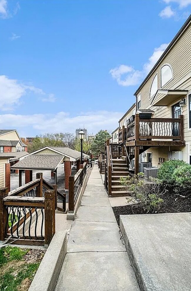 Building Photo - 524 W 10th St