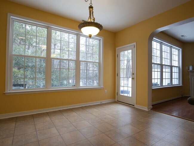 Building Photo - 4 bed townhouse available now!