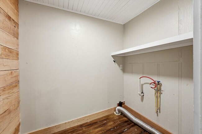 Building Photo - 303 Blount St
