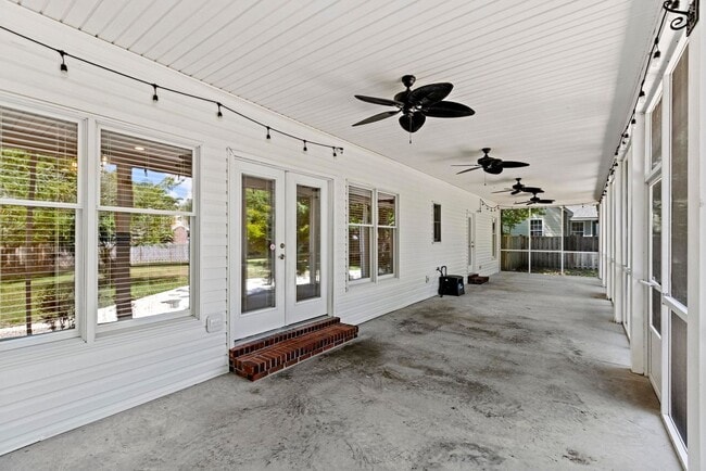 Building Photo - Large Leland Home for rent with Fenced Back Yard!
