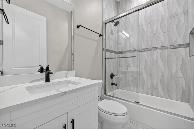 Building Photo - 2532 SW 26th Pl
