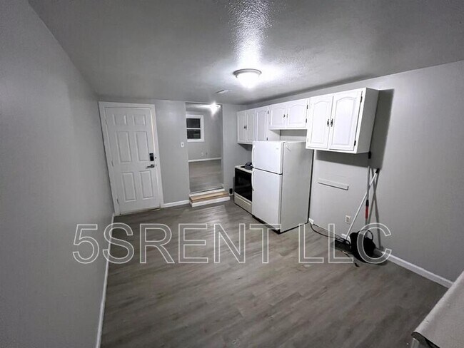 Building Photo - 236 S Mary Ellen St