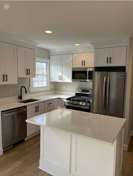 Primary Photo - 32 South Main St