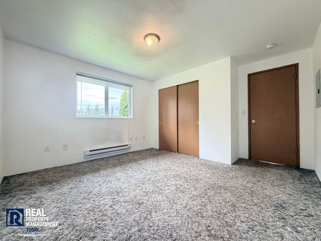 Building Photo - SJS 547 LLC - 9002 (Cascade group - Silver)