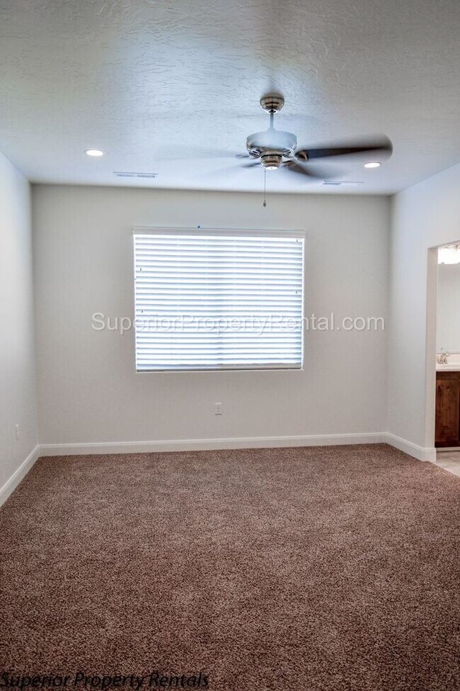 Building Photo - 4 bed, 2.5 bath home, 2 car garage with a large yard/ Pet friendly