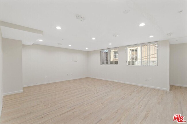 Building Photo - 1409 N Hobart Blvd