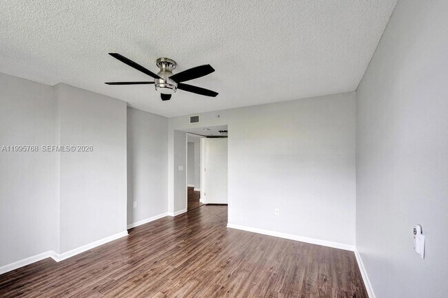 Building Photo - 520 SE 5 Ave