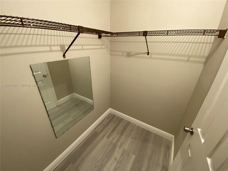 Building Photo - 2771 Riverside Dr