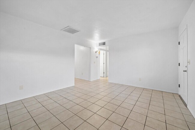 Building Photo - 3010 N Sparkman Blvd