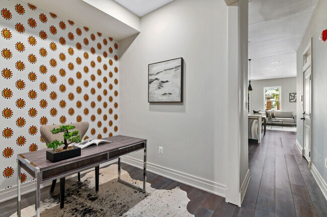 Building Photo - Beautiful 2 bed 2 bath plus den- Parking!!...