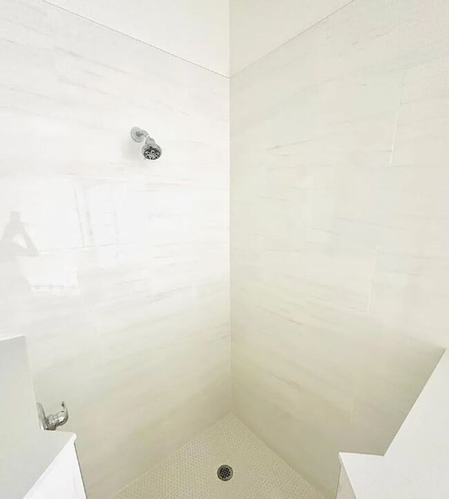 Building Photo - Your Dream Home Awaits! 5 bedroom 3 bath Single Family HOME!!