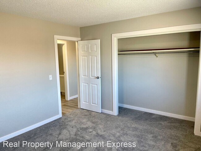 Building Photo - 2 br, 1 bath Apartment - Newly Renovated 2...