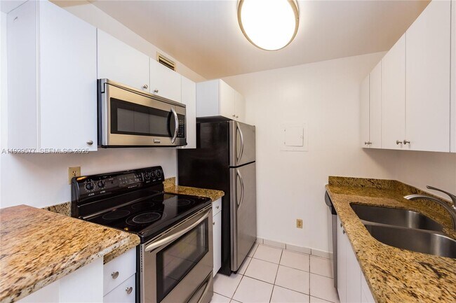 Building Photo - 10784 N Kendall Dr