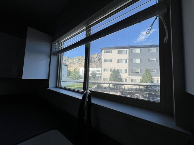 Building Photo - 2 Bedroom Pet Friendly Unit for Rent in Provo