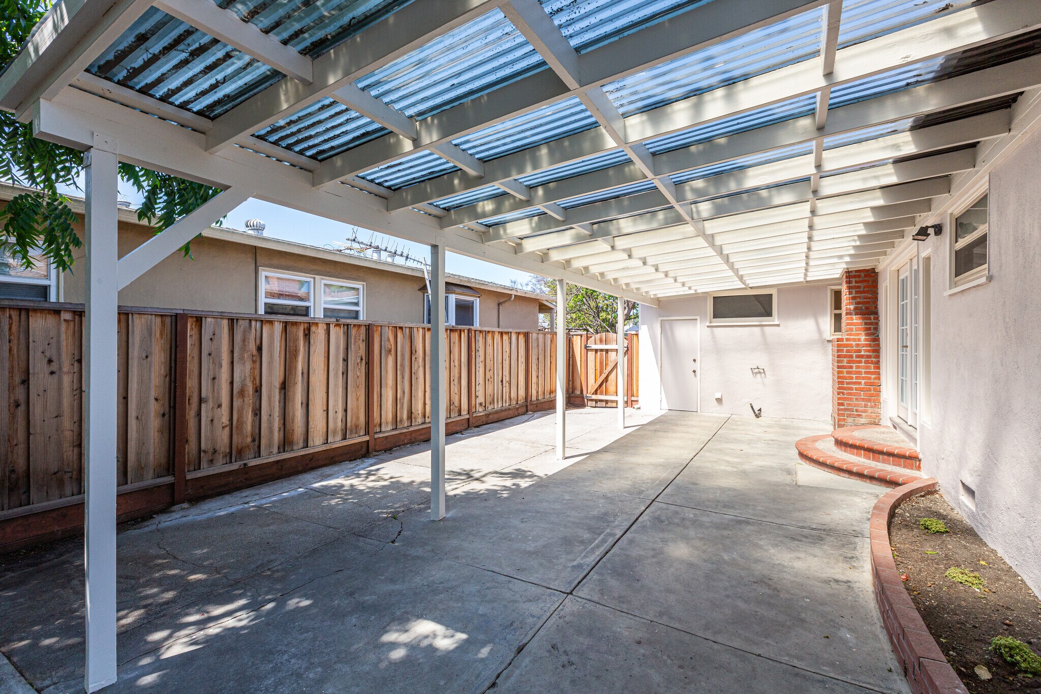 Building Photo - 720 Santa Paula Ave