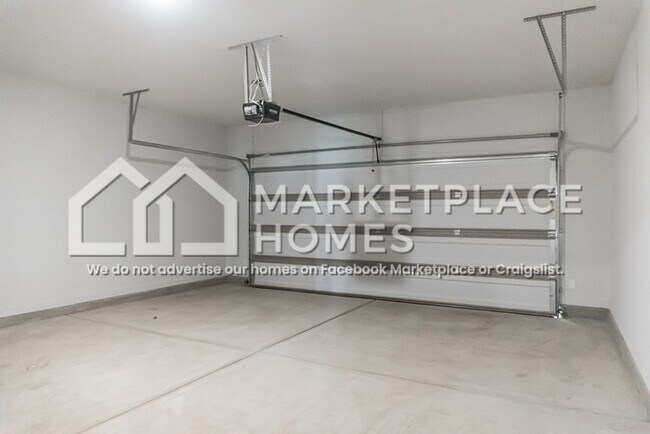 Building Photo - 2070 Hyacinth Ln