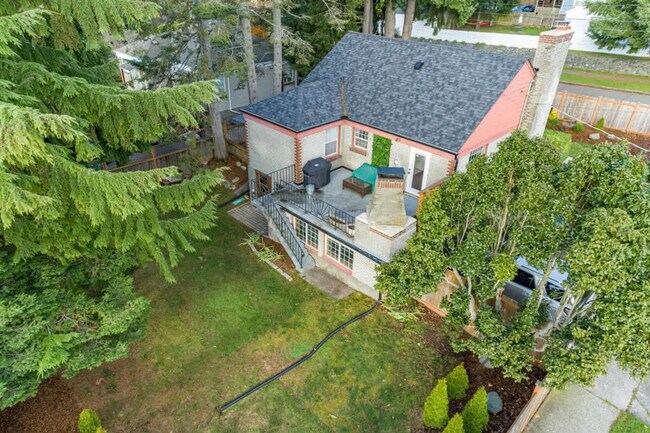 Building Photo - 3701 SW Henderson St