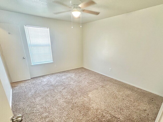 Building Photo - NEW IN MANAGEMENT - RENOVATED UNIT