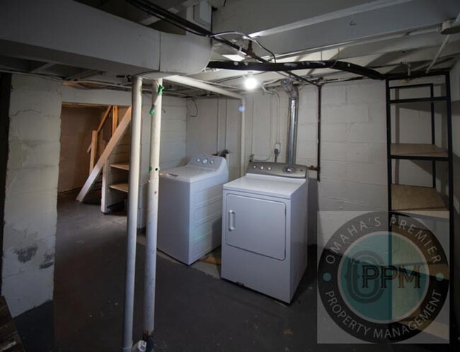 Building Photo - Cozy renovated 2 bedroom 1 bath in the hea...