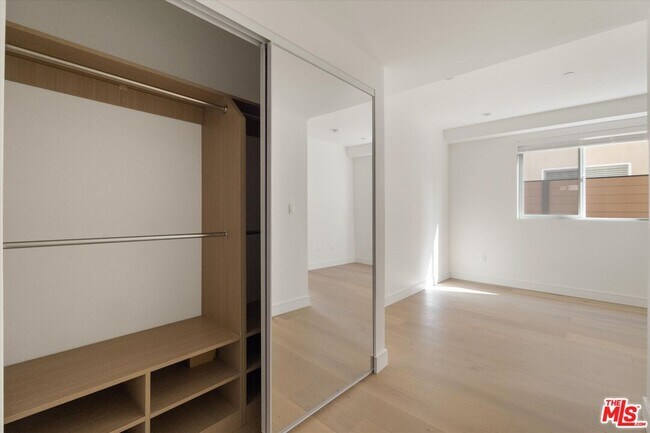 Building Photo - 15211 Morrison St