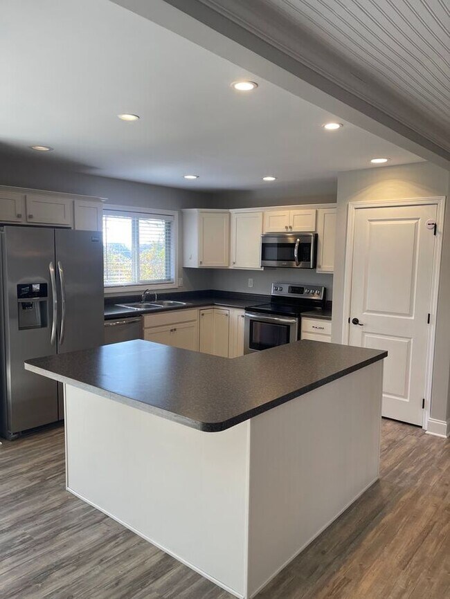 Building Photo - 4 Bedroom - 3 Bath Home with a 2 car garage in Farragut