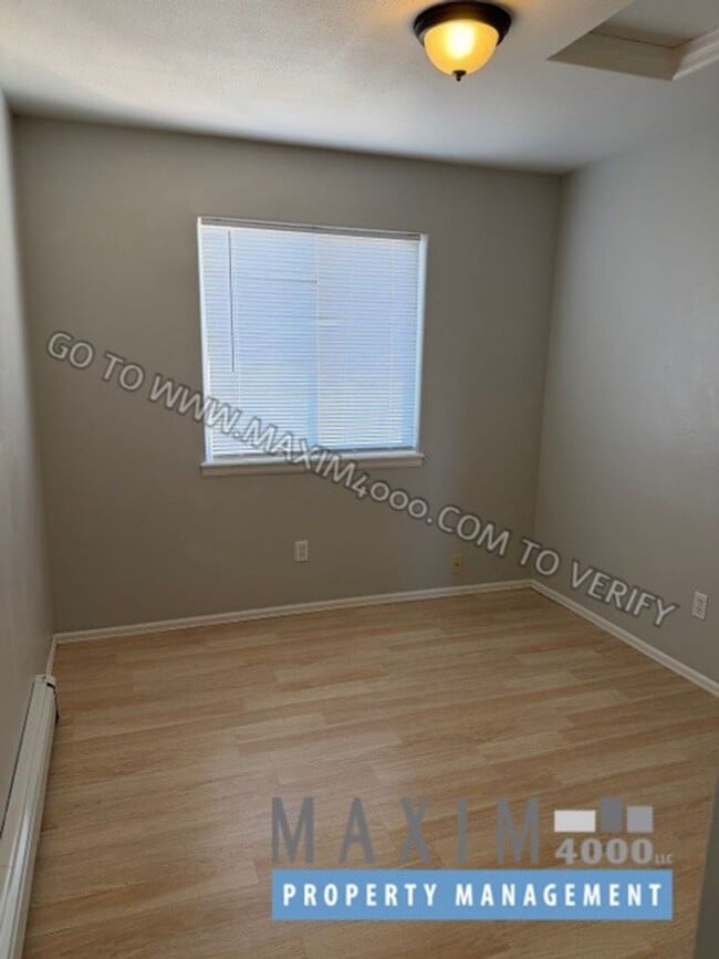 Building Photo - 385 Sunnyside Cir