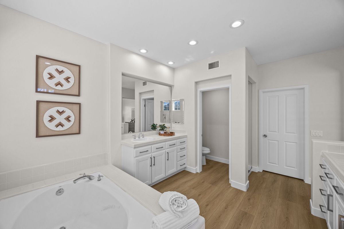 Building Photo - 12 Calais