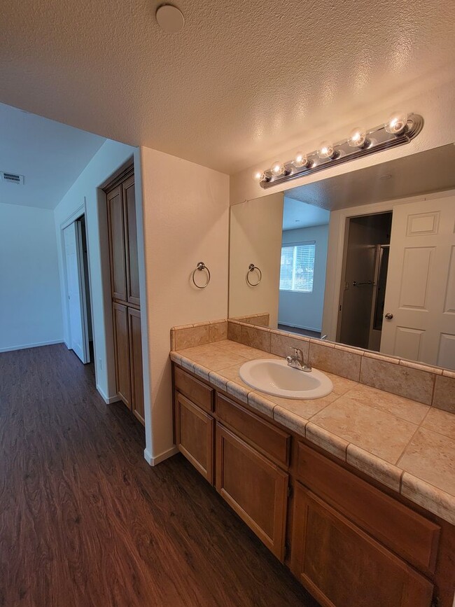 Building Photo - 2221-27  W. Lark