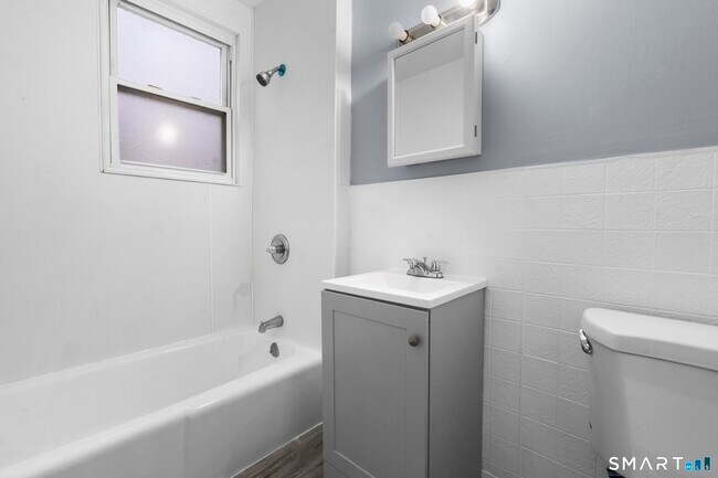 Building Photo - 16 Plaza Ave