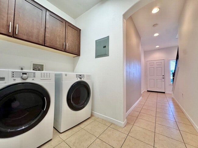 Building Photo - 2-bedroom, 2-bathroom condo in the Sunset Ridge community of Granada Hills