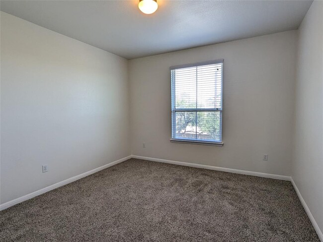 Building Photo - 13400 Briarwick Dr