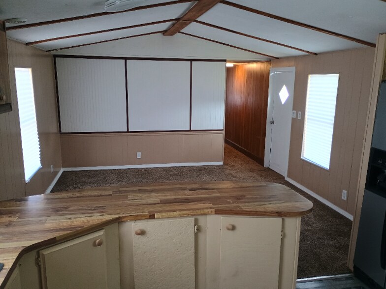 Building Photo - 144 SE Guinevere Ct