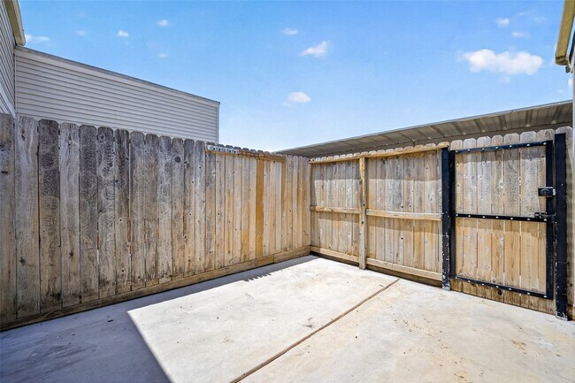 Building Photo - 6401 Deihl Rd
