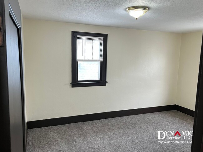 Building Photo - Upper Level 2 Bedroom, 1 Bathroom Duplex - Tenant Pays ALL Utilities