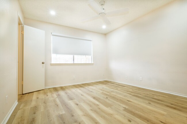 Building Photo - Woodlake ~ 2 Bedroom Duplex