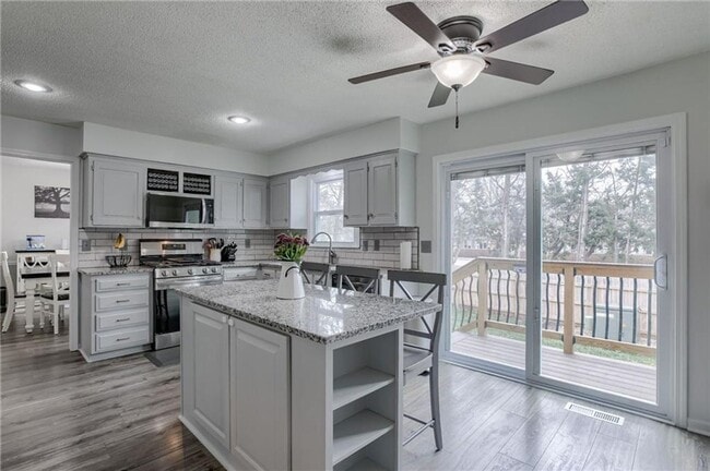 Building Photo - {8615} Remodeled w/ Updated Kitchen + New ...