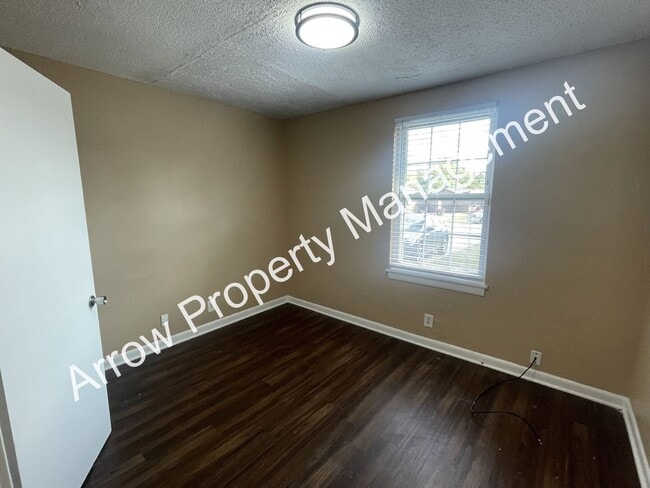 Building Photo - Newly Renovated 3 Bedroom 2 Bath Home in Nashville!