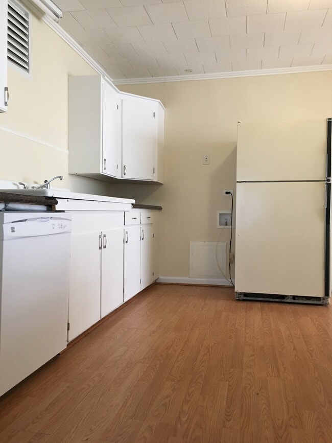 Building Photo - 300 Catherine Ave