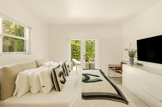 Building Photo - 725 W 51st St