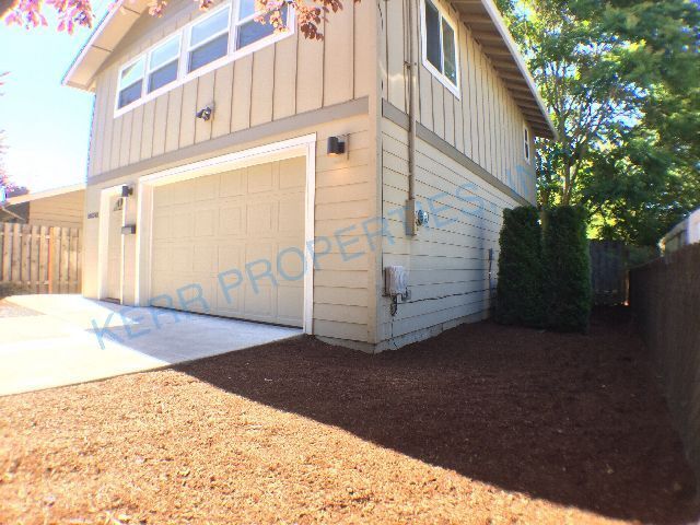 Building Photo - FREE RENT! Charming 3-Bed Home with 1.5 Ba...