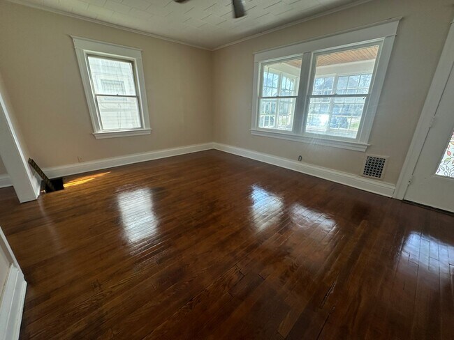 Building Photo - SINGLE FAMIKY FOR RENT IN MAPLEWOOD LOCATION !