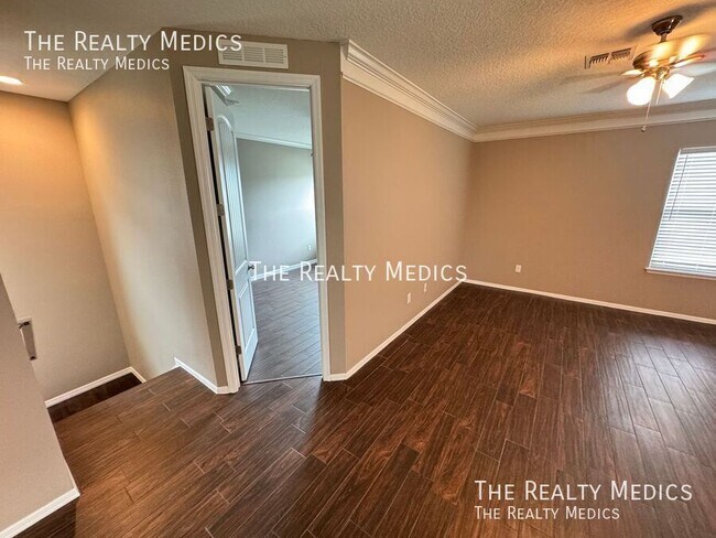 Building Photo - 15764 Ave Of The Arbors