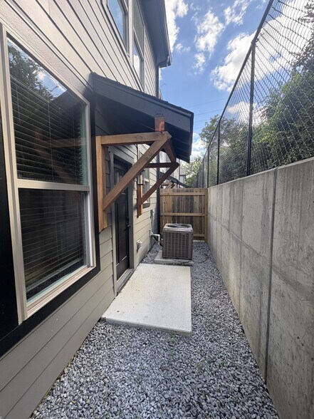 Building Photo - 628 Wallace Ct