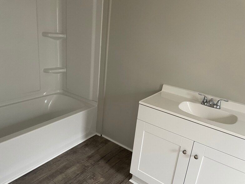 Building Photo - 176 Circle Dr