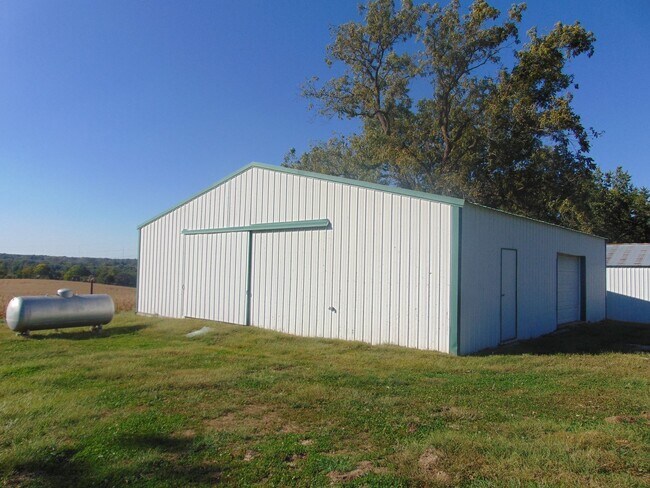 Building Photo - Fayette Family Farm House!