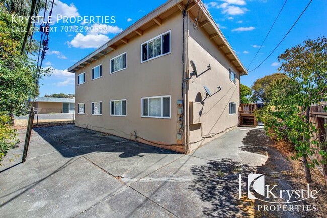 Building Photo - Top floor apartment