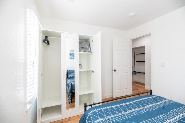 Building Photo - 600 E 8th St