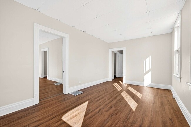 Building Photo - 908 Gilmore Ave